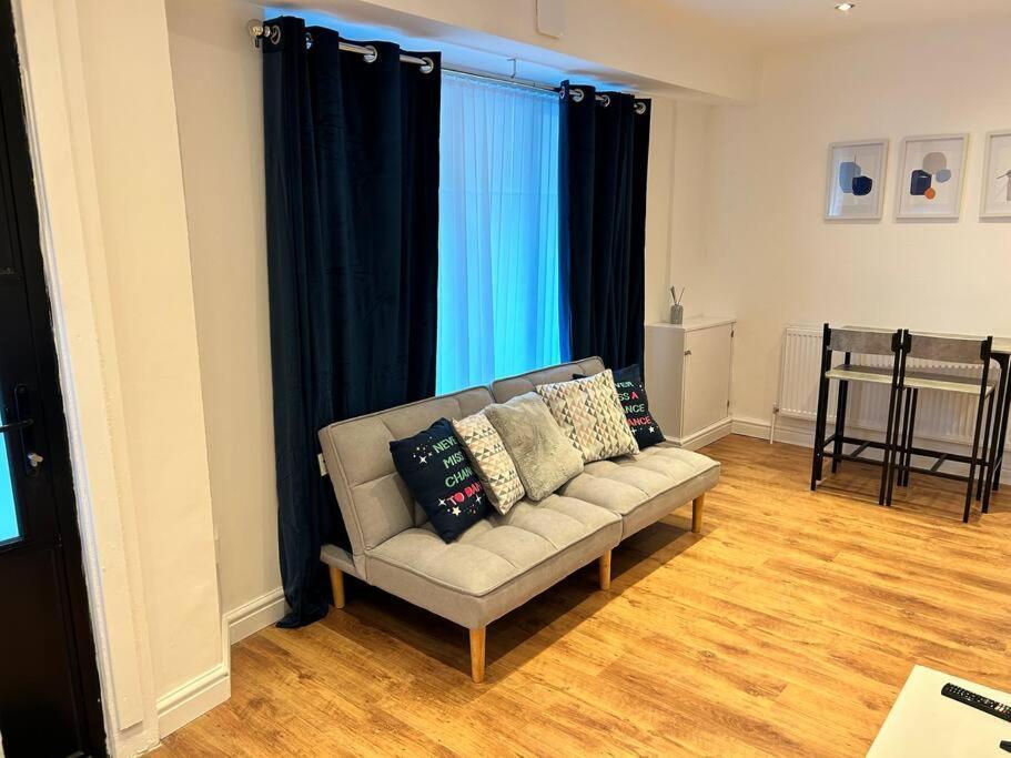 Spacious 1-bed In Stretford Apartment *